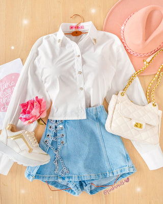 Camisa blanca con aplique brillante en cuello y botón