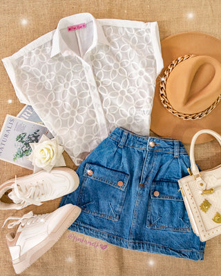 Camisa Blanca Manga Corta con Flores Tejidas