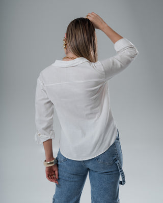 Camisa manga larga con cuello y bolsillo al lado