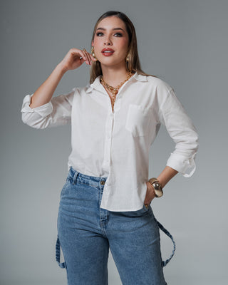 Camisa manga larga con cuello y bolsillo al lado