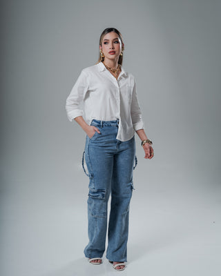Camisa manga larga con cuello y bolsillo al lado