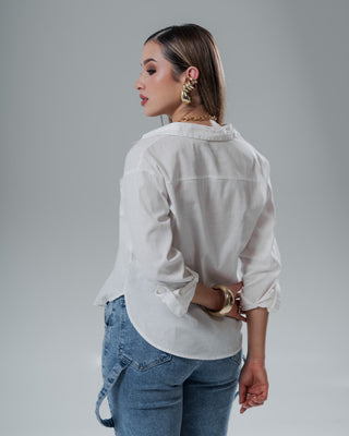 Camisa manga larga con cuello y bolsillo al lado