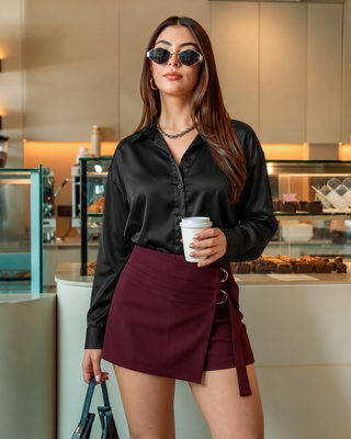 CAMISA NEGRA EN SATIN MANGA LARGA DE CUELLO Y BOTONES
