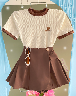 Falda short con prenses y un botón dorado