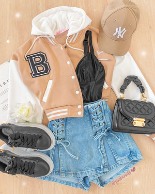Chaqueta beisbolera camel con capucha