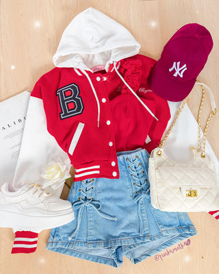 Chaqueta beisbolera roja con capucha
