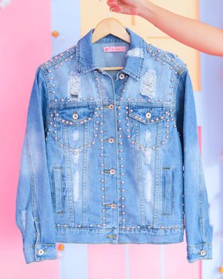 Chaqueta de blue jean con desgastes y taches