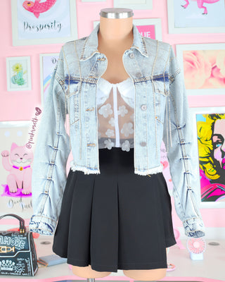 Chaqueta blue jean corta con apliques brillantes