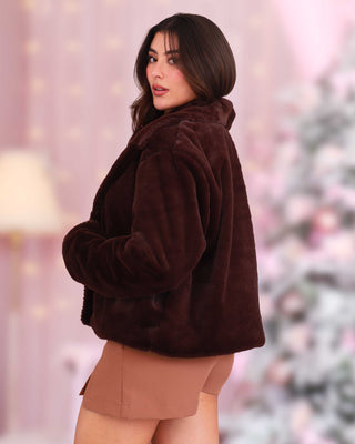 Chaqueta peluda con cuello y un solo botón