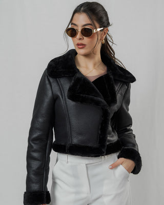 CHAQUETA NEGRA TIPO CUERO CON CUELLO Y MANGA DE PELUCHE