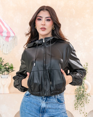 CHAQUETA NEGRA DE CUERINA CON CAPOTA Y CORDON