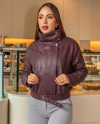 CHAQUETA VINO TINTO DE CUERO OVERSIZE CON HEBILLA EN LA PARTE INFERIOR