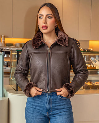 CHAQUETA CAFE DE CREMALLERA PELUDA CON CUELLO Y PUÑO Y CORREA EN HOMBROS