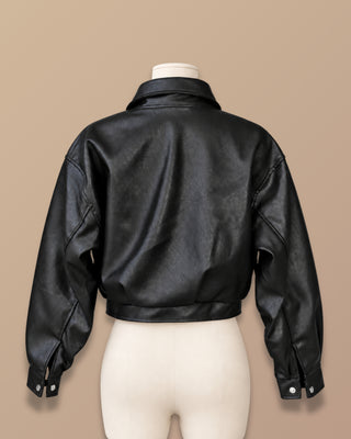 CHAQUETA NEGRA CORTA DE CUERINA OVERSIZE
