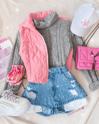 Short blue jean con desgastes y perlas adelante