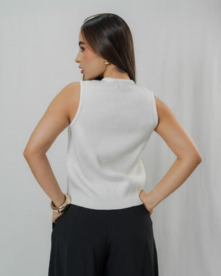 CHALECO TEJIDO CON 4 BOTONES EN FORMA DE CIRCULO DORADO