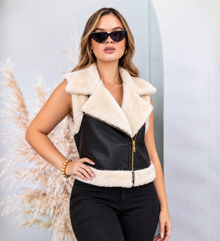 CHALECO NEGRO CON FORRO DE PELUCHE OVERSIZE DE CREMALLERA AL LADO