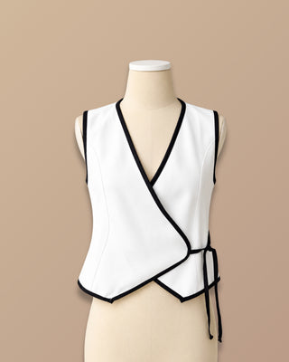 CHALECO BLANCO CRUZADO CON LINEAS NEGRA ALREDEDOR