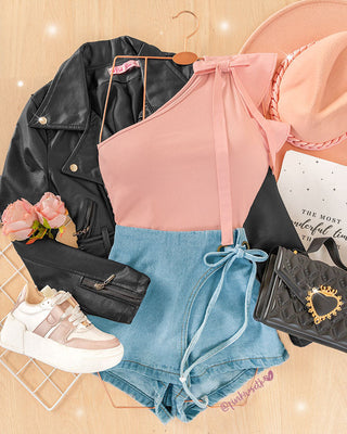 ¿Quieres lucir a la moda y sentirte cómoda al mismo tiempo? Nuestros almacenes de moda elegante en Bogotá tienen la respuesta. Descubre nuestra selección de prendas de vestir para mujer, incluyendo blazers largos, faldas, pantalones de moda y blusas para dama modernas. También contamos con una amplia variedad de camisas sport y jeans para mujer.