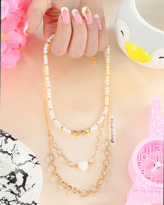 Collar triple con perlas y corazón blanco