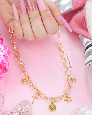 Collar dorado eslabones y dijes de corazón cruz estrella y moneda