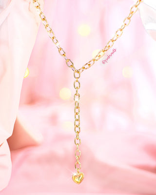 Collar dorado tipo corbata corazón