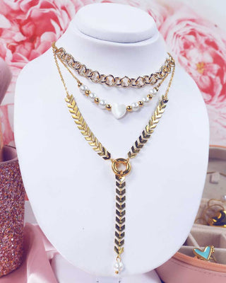 Collar triple dorado  cola de sirena perlas corazón blanco