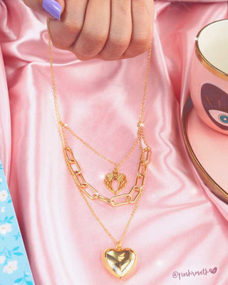 Collar dorado triple, corazón, alas de ángel y eslabones