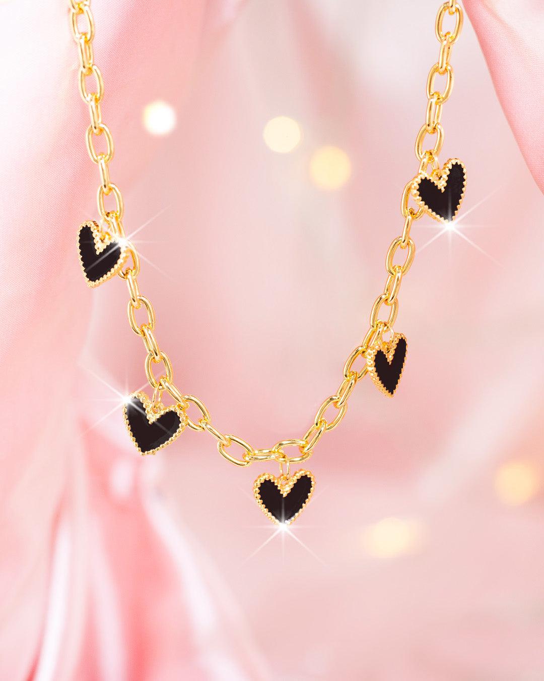 Collar Dorado con 5 Dijes de Corazón Negro