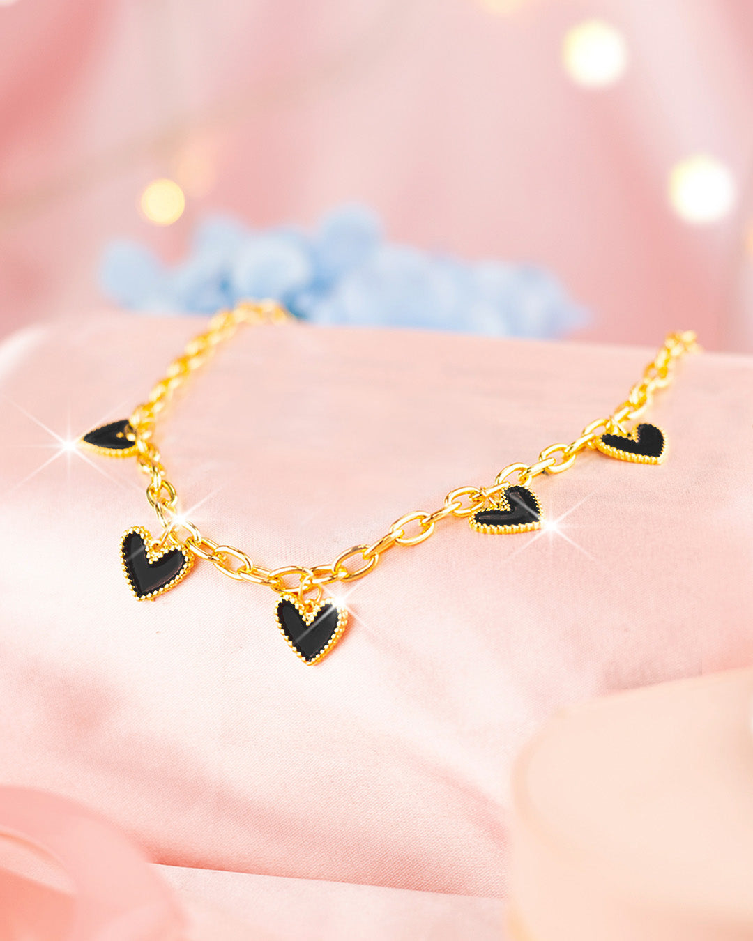 Collar Dorado con 5 Dijes de Corazón Negro