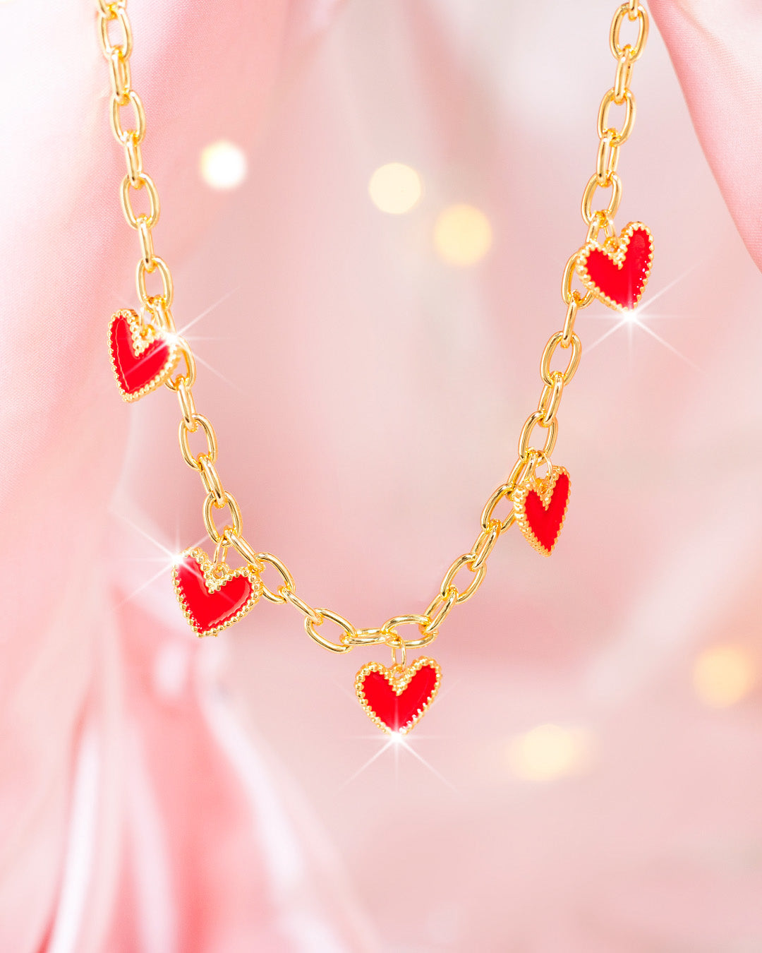 Collar Dorado con 5 Dijes de Corazón Rojo