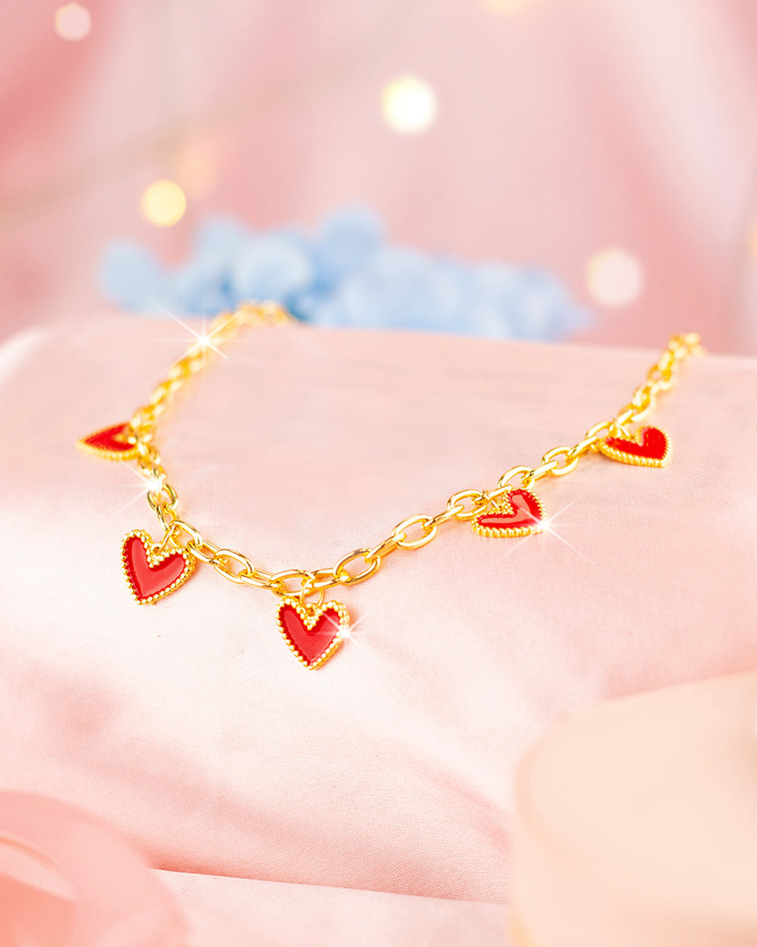 Collar Dorado con 5 Dijes de Corazón Rojo