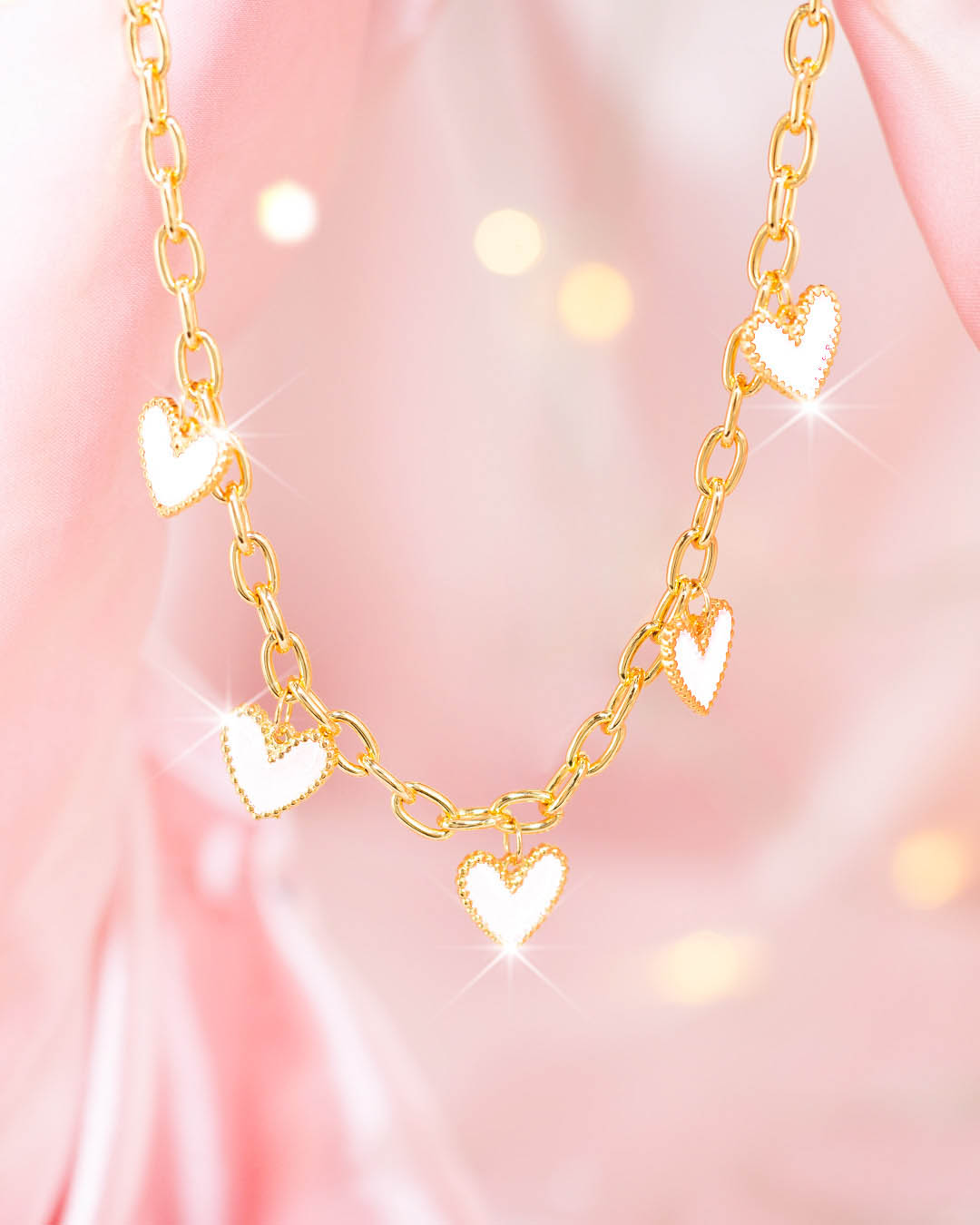 Collar Dorado con 5 Dijes de Corazón Blanco