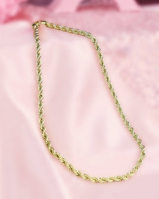 Collar trenzado de diseño grueso