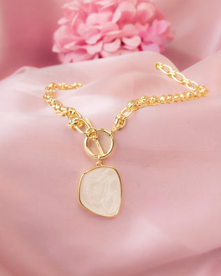 COLLAR DORADO EN ESLABONES Y DIJE TIPO CUARZO