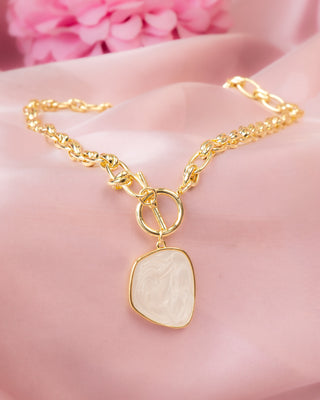 COLLAR DORADO EN ESLABONES Y DIJE TIPO CUARZO