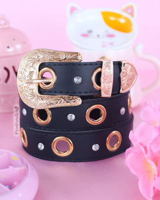 Cinturón negro con herraje dorado taches y brillantes