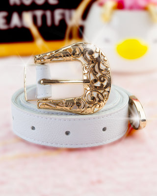Cinturón blanco con herraje dorado