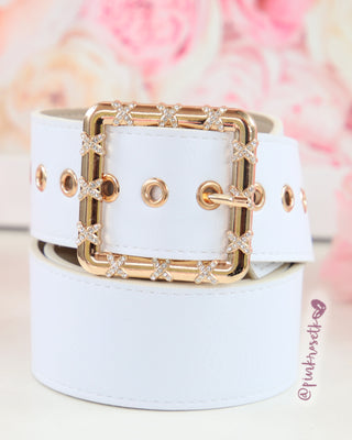 Cinturón blanco con herraje cuadro dorado y brillantes