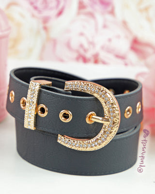 Cinturón negro con herraje redondo dorado y brillantes