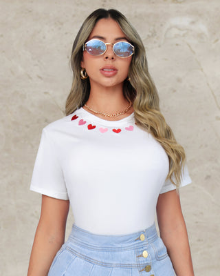 Camiseta Corazones Bordados