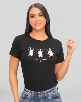 Camiseta con conejitos colgados en cable