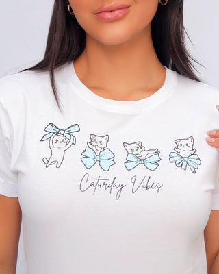 Camiseta con tres gatos en moños