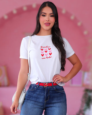 Camiseta con frase Puedo con todo y corazones bordados