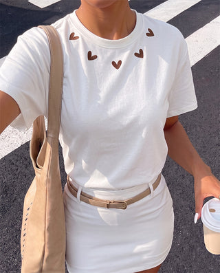 Camiseta con Corazones alrededor del Cuello