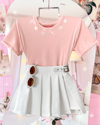 CAMISETA CON CORAZONES BLANCOS ALREDEDOR DEL CUELLO