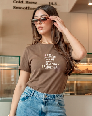 CAMISETA CAFE BORDADO ERES IMPORTANTE AMABLE