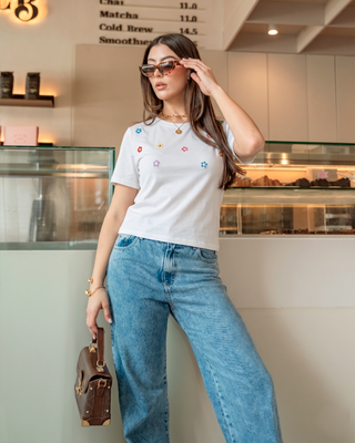 CAMISETA BLANCA DE MARGARITAS DE COLORES BORDADAS