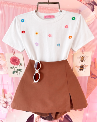 CAMISETA BLANCA DE MARGARITAS DE COLORES BORDADAS