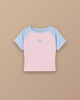 CAMISETA  ROSADA CON MANGAS AZULES Y BORDADO DE CORAZON